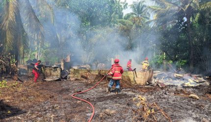 Diduga Dipicu Bakar Sampah, Satu Rumah Kosong di Tebing Karimun Ludes Terbakar