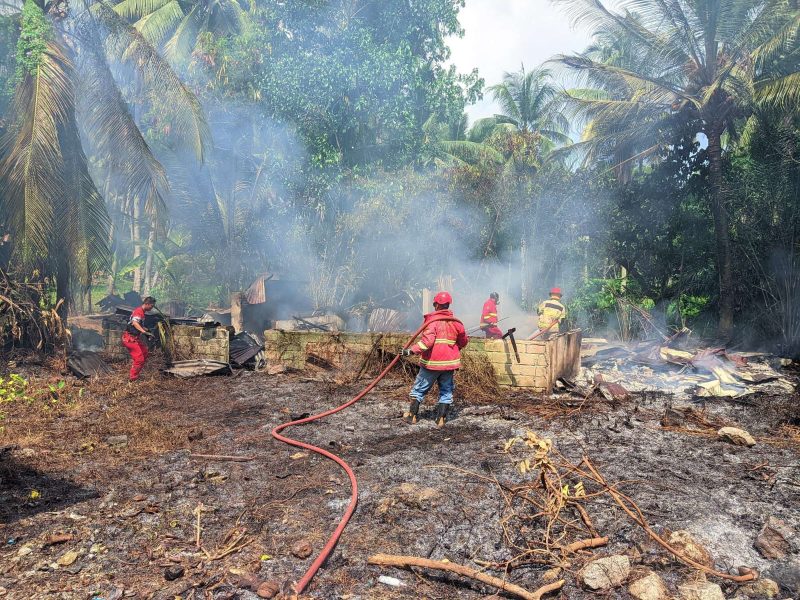 Diduga Dipicu Bakar Sampah, Satu Rumah Kosong di Tebing Karimun Ludes Terbakar