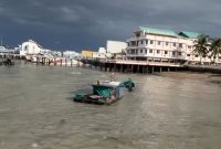 Kapal Hasil Tangkapan KRI Alamang-644 Kandas di Perairan Dangkal Karimun