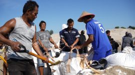 Ratusan Nelayan Gotong Royong Atasi Pendangkalan Muara Jelitik, PT Timah Fasilitasi Pemasangan Jumbo Bag