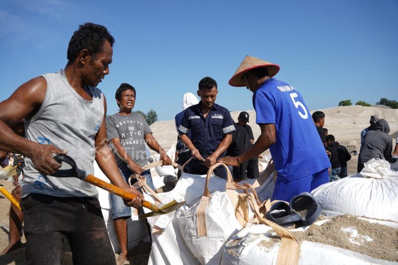 Ratusan Nelayan Gotong Royong Atasi Pendangkalan Muara Jelitik, PT Timah Fasilitasi Pemasangan Jumbo Bag