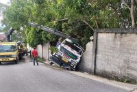 Truk Bermuatan Kerupuk Gagal Menanjak di Bukit Sidomulyo Karimun