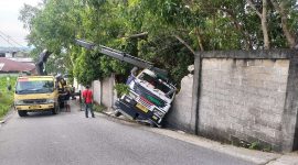 Truk Bermuatan Kerupuk Gagal Menanjak di Bukit Sidomulyo Karimun