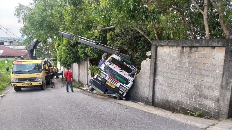 Truk Bermuatan Kerupuk Gagal Menanjak di Bukit Sidomulyo Karimun