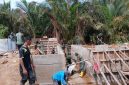 TNI dan Warga Gotong Royong Bangun Jembatan Sungai Mata Satu