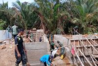 TNI dan Warga Gotong Royong Bangun Jembatan Sungai Mata Satu