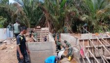 TNI dan Warga Gotong Royong Bangun Jembatan Sungai Mata Satu