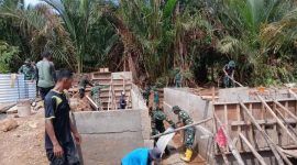 TNI dan Warga Gotong Royong Bangun Jembatan Sungai Mata Satu