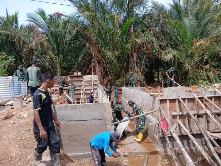 TNI dan Warga Gotong Royong Bangun Jembatan Sungai Mata Satu