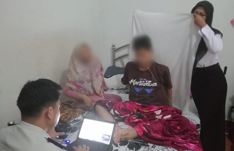Imigrasi Karimun Jemput Bola Layani Pembuatan Paspor Remaja Sakit, Wujud “Imigrasi untuk Rakyat”