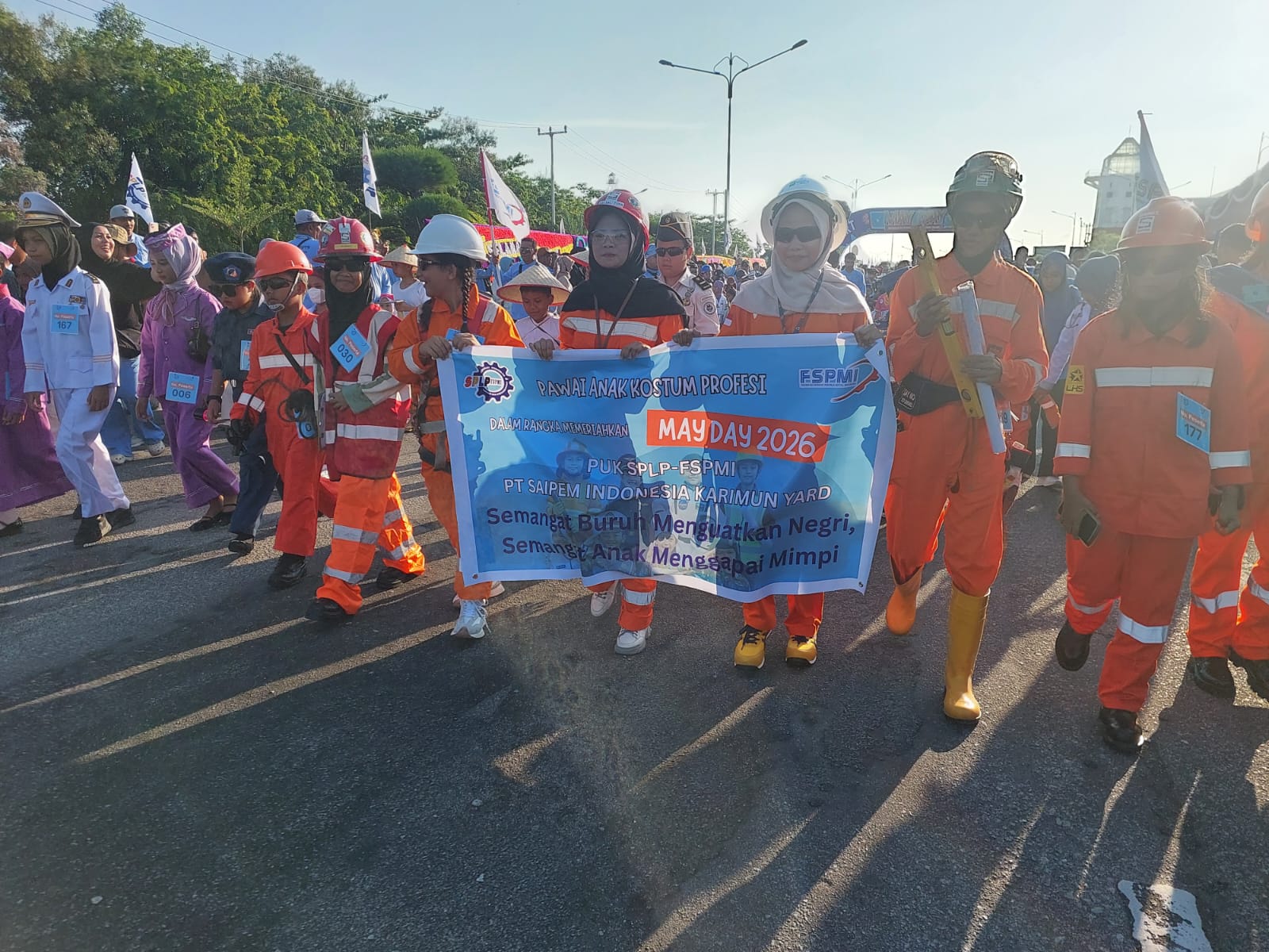 Pawai Kostum Profesi Meriahkan Hari Buruh di Karimun, Serikat Pekerja Sampaikan Lima Tuntutan