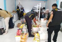 Petugas gabungan di Karimun merazia Toko Mawar di Meral dan menemukan berbagai produk makanan impor ilegal tanpa izin edar resmi. Sejumlah barang disita untuk pemeriksaan lebih lanjut.