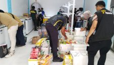 Petugas gabungan di Karimun merazia Toko Mawar di Meral dan menemukan berbagai produk makanan impor ilegal tanpa izin edar resmi. Sejumlah barang disita untuk pemeriksaan lebih lanjut.