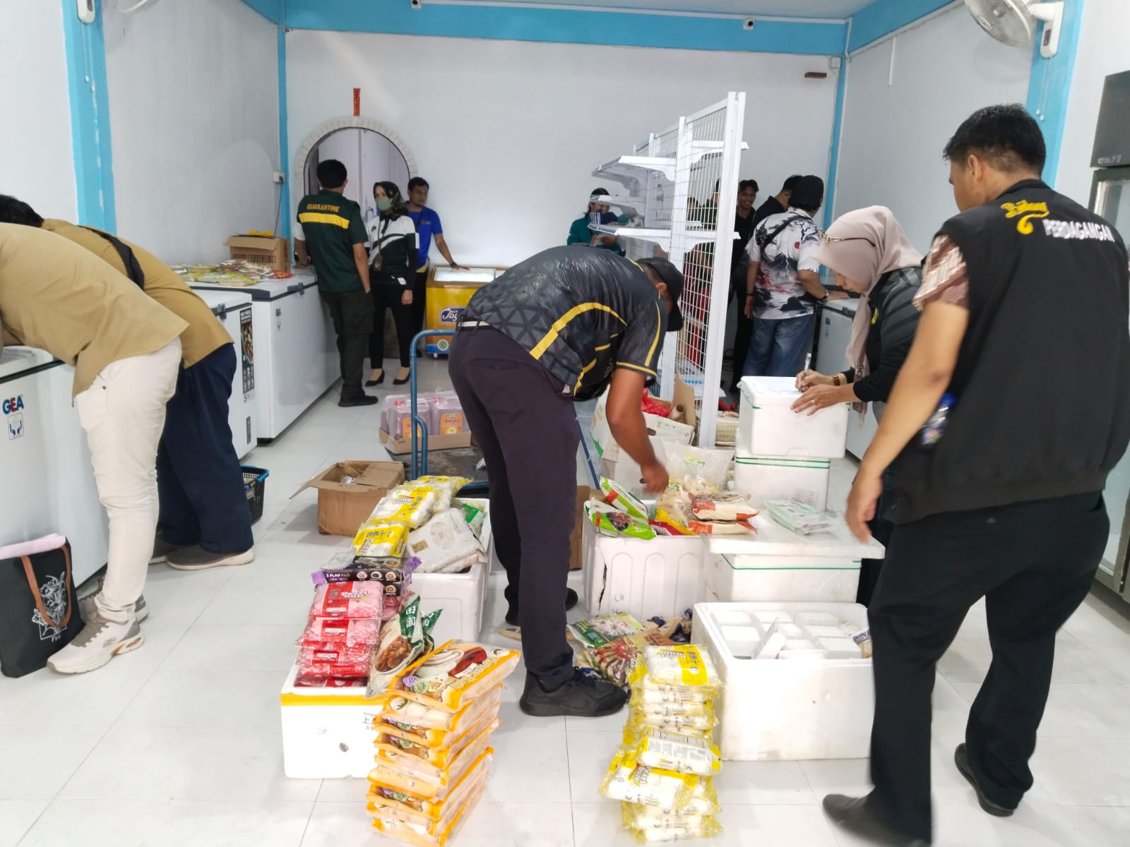 Petugas gabungan di Karimun merazia Toko Mawar di Meral dan menemukan berbagai produk makanan impor ilegal tanpa izin edar resmi. Sejumlah barang disita untuk pemeriksaan lebih lanjut.