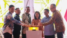 Bupati Karimun Hadiri Sailaway Proyek Tangguh UCC, Sebut Karimun Kini Bertaraf Dunia