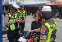 Tekan Risiko Kecelakaan, Polisi di Karimun Beri Teguran Tertulis kepada Pengendara Tanpa Helm