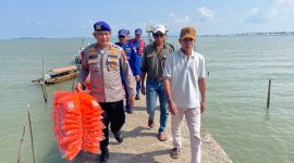 Satpolairud Polres Karimun Bagikan Life Jacket kepada Nelayan Perbatasan, Imbau Waspada Cuaca Ekstrem