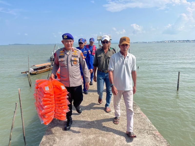 Satpolairud Polres Karimun Bagikan Life Jacket kepada Nelayan Perbatasan, Imbau Waspada Cuaca Ekstrem