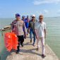 Satpolairud Polres Karimun Bagikan Life Jacket kepada Nelayan Perbatasan, Imbau Waspada Cuaca Ekstrem
