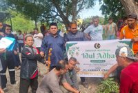 PT Karimun Granite Salurkan Dua Ekor Sapi Kurban untuk Masyarakat Sepedas