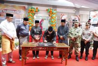 Gubernur Ansar Ahmad menandatangani Prasasti Peresmian Mal Pelayanan Publik dengan disaksikan Bupati Karimun Iskandarsyah dan Wakil Bupati Karimun Rocky Marciano Bawole.