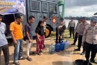 Sambut Hari Bhayangkara ke-80, Sat Samapta Polres Karimun dan Brimob Salurkan Air Bersih untuk Warga Telaga Riau