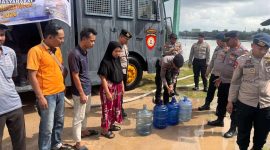 Sambut Hari Bhayangkara ke-80, Sat Samapta Polres Karimun dan Brimob Salurkan Air Bersih untuk Warga Telaga Riau