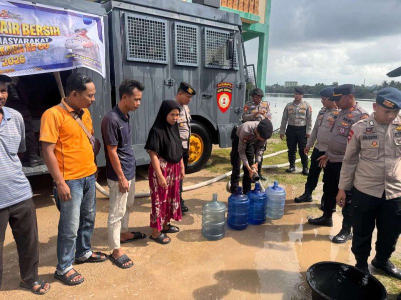 Sambut Hari Bhayangkara ke-80, Sat Samapta Polres Karimun dan Brimob Salurkan Air Bersih untuk Warga Telaga Riau