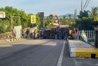 Truk Muatan Besi Scrap Mundur di Tanjakan Lampu Merah SMA Negeri 2 Karimun, Sopir Banting Stir Hindari Korban