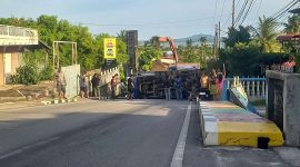 Truk Muatan Besi Scrap Mundur di Tanjakan Lampu Merah SMA Negeri 2 Karimun, Sopir Banting Stir Hindari Korban