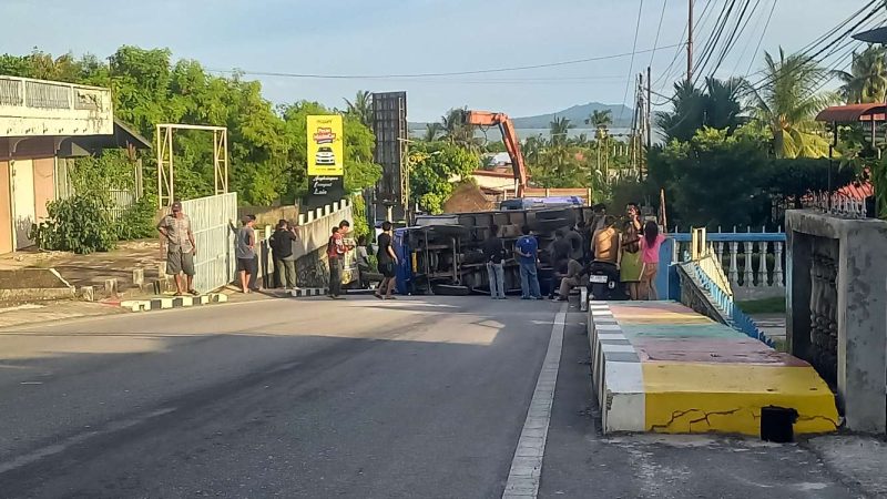 Truk Muatan Besi Scrap Mundur di Tanjakan Lampu Merah SMA Negeri 2 Karimun, Sopir Banting Stir Hindari Korban