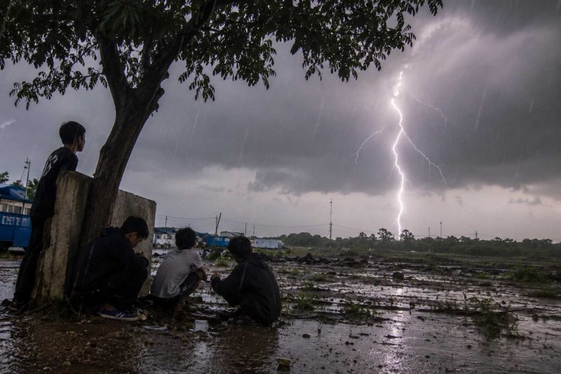 Dua Remaja Diduga Tersambar Petir di Karimun, Satu Meninggal Dunia