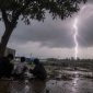 Dua Remaja Diduga Tersambar Petir di Karimun, Satu Meninggal Dunia