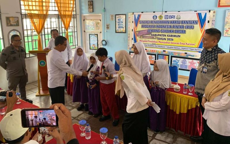 BRI Tanjung Balai Karimun Salurkan Dana Program Indonesia Pintar untuk 5.506 Siswa SD di Karimun