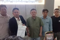 Foto: Kuasa hukum Lintong Charles Manurung bersama perwakilan PWI Kepri memperlihatkan laporan polisi.