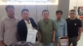 Foto: Kuasa hukum Lintong Charles Manurung bersama perwakilan PWI Kepri memperlihatkan laporan polisi.