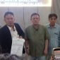 Foto: Kuasa hukum Lintong Charles Manurung bersama perwakilan PWI Kepri memperlihatkan laporan polisi.