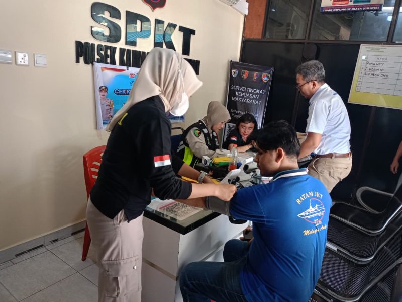 Polres Karimun Gelar Cek Kesehatan Gratis di Pelabuhan Sambut Hari Bhayangkara Ke-80