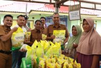 Warga Sambut Antusias Bazar Pasar Murah PT CPM dan Pemkab Lingga, Ribuan Paket Sembako Habis Diserbu