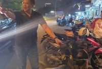 Anggota Polsek Batam Kota hendak membawa sepeda motor tanpa tuan yang ditemukan warga. (Foto: dok Humas Polresta Barelang)