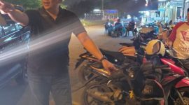 Anggota Polsek Batam Kota hendak membawa sepeda motor tanpa tuan yang ditemukan warga. (Foto: dok Humas Polresta Barelang)