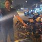 Anggota Polsek Batam Kota hendak membawa sepeda motor tanpa tuan yang ditemukan warga. (Foto: dok Humas Polresta Barelang)