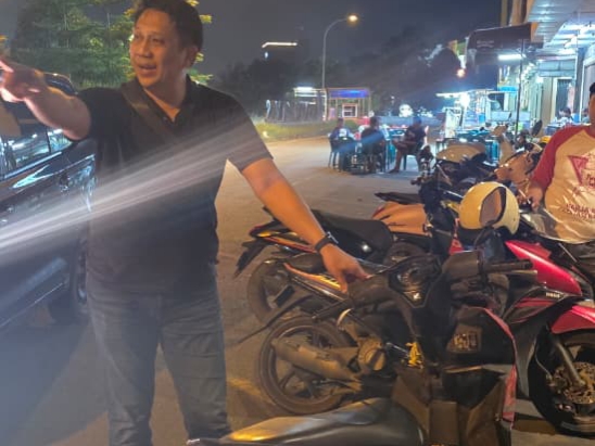 Anggota Polsek Batam Kota hendak membawa sepeda motor tanpa tuan yang ditemukan warga. (Foto: dok Humas Polresta Barelang)