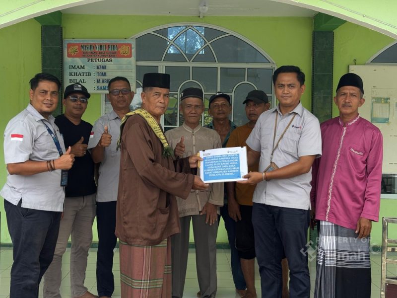 Lewat Program TJSL, PT Timah Rampungkan Pemasangan Paving Halaman Masjid Nurul Huda
