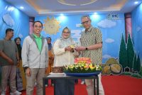 Pemotongan tumpeng oleh Direktur PT Bakti Timah Medika Bapak Eko Budi Sulistiyanto dan diberikan kepada Direktur RSBT Karimun dr. Sylvia Triana,M.Ked(Ped), Sp.A dan didampingi Komisaris PT Bakti Timah Medika Bapak Muhammad Rizki.