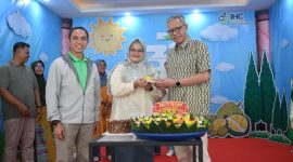 Pemotongan tumpeng oleh Direktur PT Bakti Timah Medika Bapak Eko Budi Sulistiyanto dan diberikan kepada Direktur RSBT Karimun dr. Sylvia Triana,M.Ked(Ped), Sp.A dan didampingi Komisaris PT Bakti Timah Medika Bapak Muhammad Rizki.