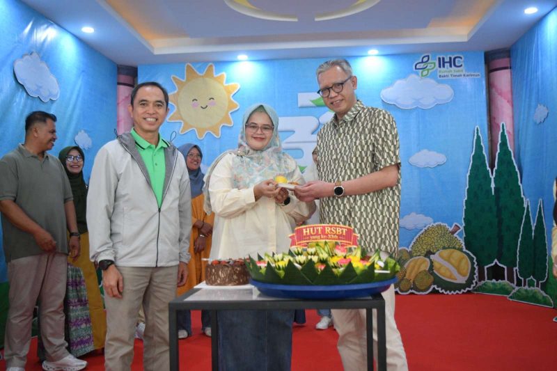 Pemotongan tumpeng oleh Direktur PT Bakti Timah Medika Bapak Eko Budi Sulistiyanto dan diberikan kepada Direktur RSBT Karimun dr. Sylvia Triana,M.Ked(Ped), Sp.A dan didampingi Komisaris PT Bakti Timah Medika Bapak Muhammad Rizki.
