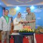 Pemotongan tumpeng oleh Direktur PT Bakti Timah Medika Bapak Eko Budi Sulistiyanto dan diberikan kepada Direktur RSBT Karimun dr. Sylvia Triana,M.Ked(Ped), Sp.A dan didampingi Komisaris PT Bakti Timah Medika Bapak Muhammad Rizki.