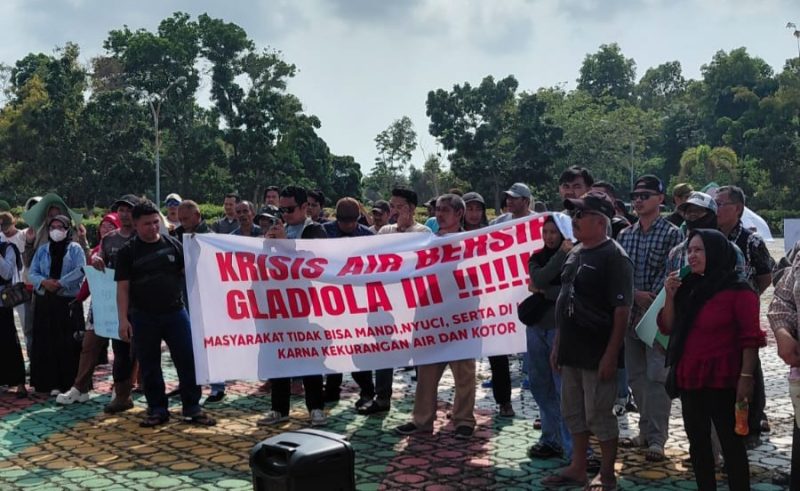 Tiga Tahun Krisis Air Bersih, Warga Gladiola 3 Karimun Ramai-ramai Datangi Kantor Bupati Karimun