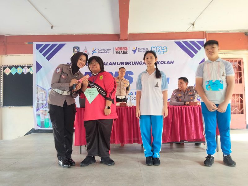 Satlantas Polres Karimun Edukasi Pelajar SMA Maha Bodhi Lewat Program Police Goes To School